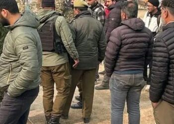 Girl sets herself ablaze at Pratap Park, moved to hospital, Police launch probe