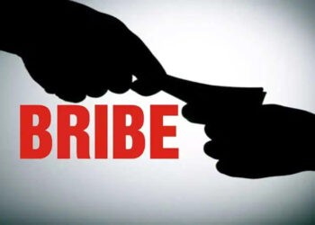 ACB Caught Patwari Red-Handed Taking Bribe in Budgam
