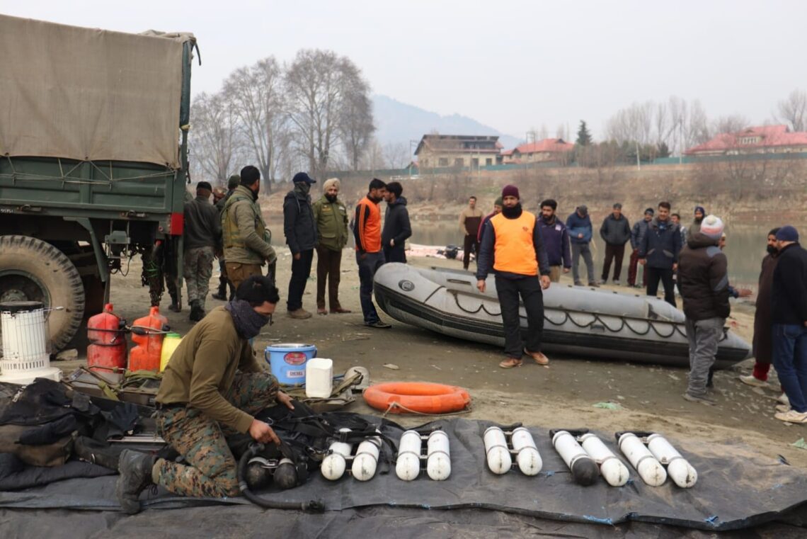 MARCOS, SDRF continue search in Jhelum for Gandbal boat tragedy victim