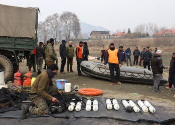 MARCOS, SDRF continue search in Jhelum for Gandbal boat tragedy victim