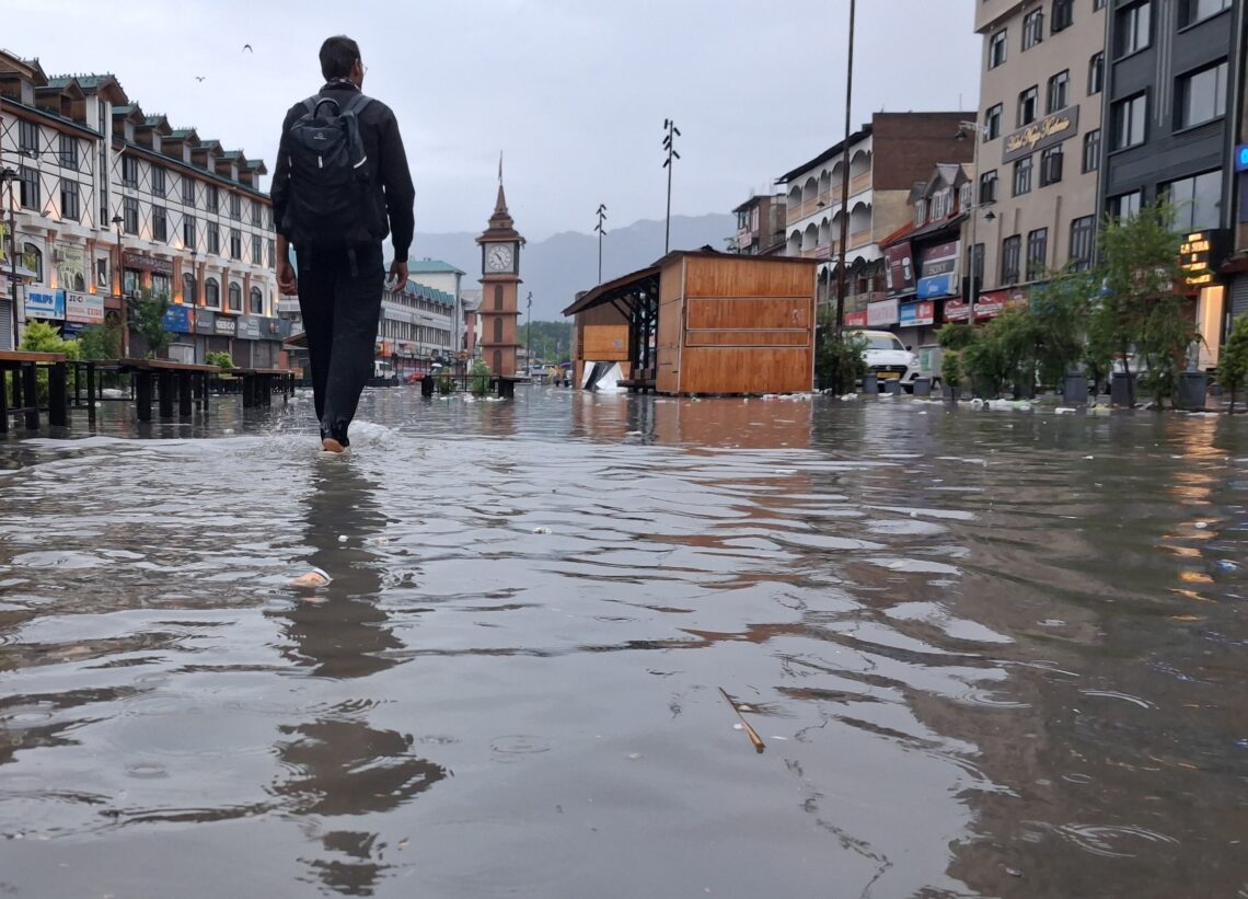 Editorial: A Smart City Cannot Stand Still in the Rain