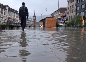 Editorial: A Smart City Cannot Stand Still in the Rain