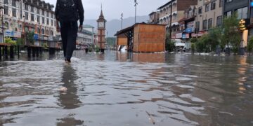 Editorial: A Smart City Cannot Stand Still in the Rain
