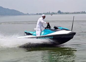 Dhoom Chacha of Dal Lake: The Fearless 65-Year-Old Who Continues to Thrill Kashmir’s Tourists